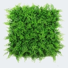 La haie artificielle de buis de mur vert topiaire en plastique d'herbe lambrisse pour la décoration à la maison de jardin